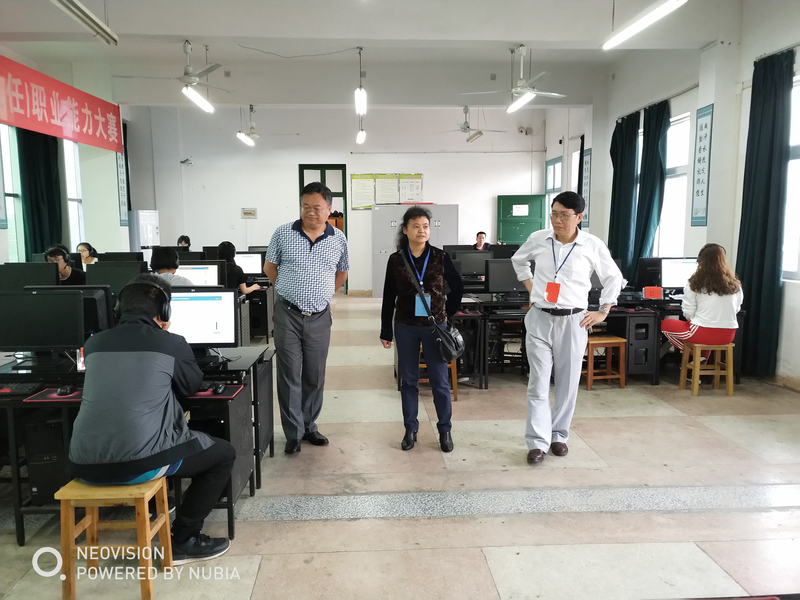 副院长罗向东陪同省语言文字测试中心办公室副主任杨静安巡查考场.jpg