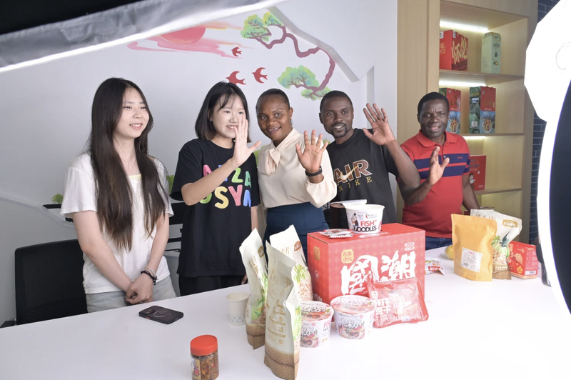 4-1. 马拉维培训班成员在怀化职院创新创业中心直播间与观众互动.jpg